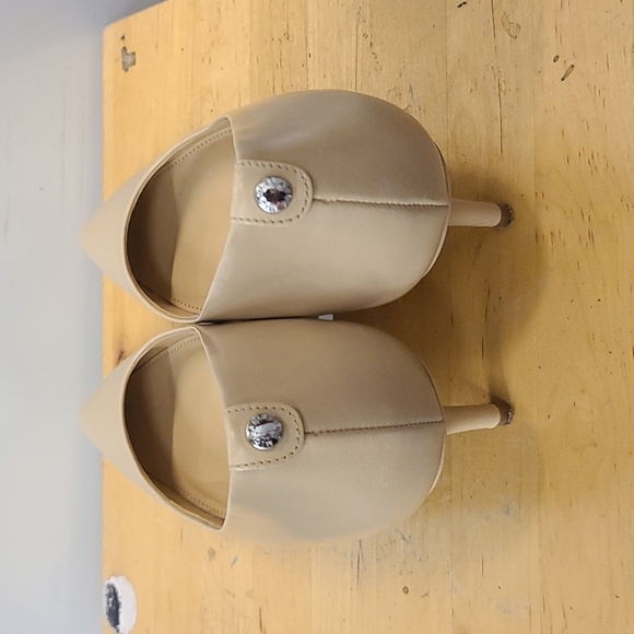 Michael Kors Low Heel Pump Size 7.5 - Picture 2 of 3